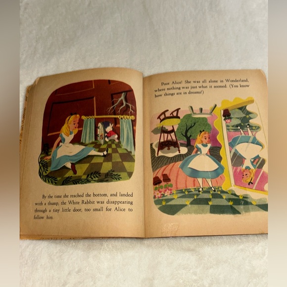 A Little Golden Book - Alice In Wonderland Meets The White Rabbit 1951 - Picture 7 of 16